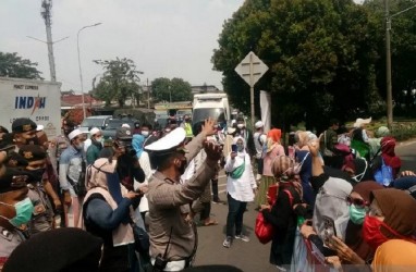 Rizieq Shihab Disidang, Polisi Halau Simpatisan Ibu-Ibu di PN Jakarta Timur