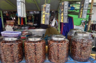 Penjual Buah Kurma di Semarang Mulai Semarak