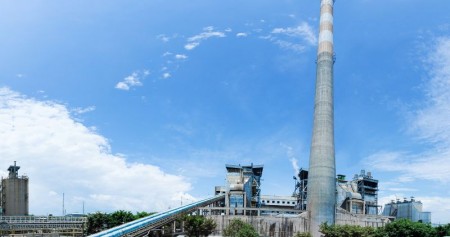 Pabrik Kertas Tjiwi Kimia di Sidoarjo. Pabrik ini mulai beropersi pada 1978 dengan kapasitas tahunan 12,000 metrik ton./tjiwi.co.id