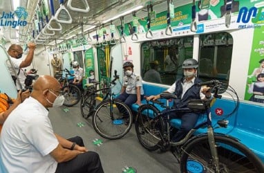 Anies - Ariza Uji Coba Bawa Sepeda Non Lipat di MRT Jakarta