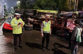 Truk Tanah Terjun dari Flyover Timpa Mobil TNI, Pengemudi Selamat 