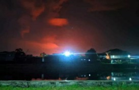 Langit Memerah saat Kilang Pertamina di Balongan Terbakar