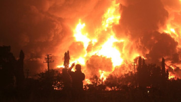 Foto-Foto Kilang Minyak Pertamina di Balongan Terbakar Senin (29/3) Dini Hari