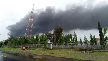 Hingga Selasa Siang, Api di Kilang Minyak Balongan Belum Padam