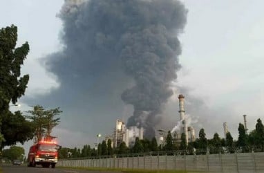 Pertamina RU VI Balongan Masih Menduga Sambaran Petir Sebagai Penyebab Kebakaran