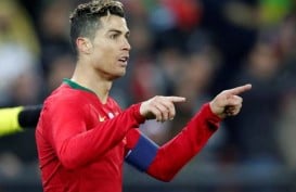 Ban Kapten yang Dibuang Ronaldo Dilelang untuk Bantu Biaya Perawatan Bayi