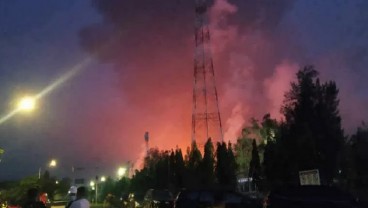 Dua Tangki Kilang Minyak Balongan Mulai Padam, Dua Lagi Masih Berkobar