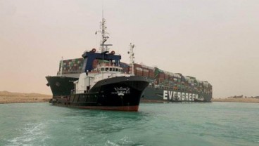 Seluruh Kapal yang Tertahan di Terusan Suez Sudah Berhasil Lewat