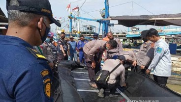 Tim Gabungan Mencari 17 Nelayan Hilang Pasca Kecelakaan Kapal di Indramayu