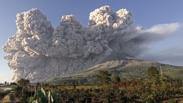 Gunung Sinabung Menyemburkan Abu Vulkanik 2.000 Meter