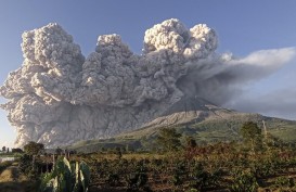 Gunung Sinabung Menyemburkan Abu Vulkanik 2.000 Meter