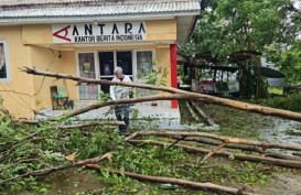 Siklon Tropis Seroja Lumpuhkan Aktivitas Warga Kupang