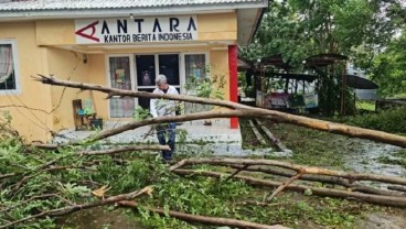 Siklon Tropis Seroja Lumpuhkan Aktivitas Warga Kupang