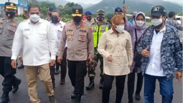 Banjir Bandang Adonara, Mensos Risma Tiba di Flores Timur 