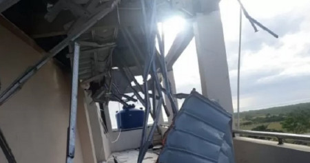 Sebuah bangunan rusak setelah diterjang badai Siklon Tropis Seroja di Kabupaten Sabu Raijua, NTT, pada Minggu (4/4/2021) dini hari./Antara