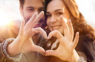 9 Cara Membuat Pria Jatuh Cinta