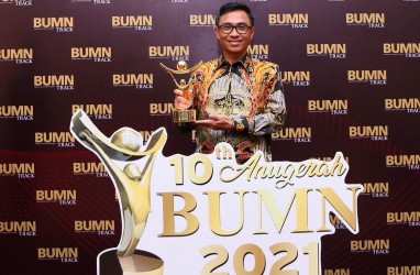 Dirut Pos Indonesia Raih CEO BUMN Terbaik Driving Transformation 2021