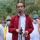 Momen Jokowi Berikan Jaketnya ke Korban Bencana di NTT