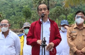 Momen Jokowi Berikan Jaketnya ke Korban Bencana di NTT