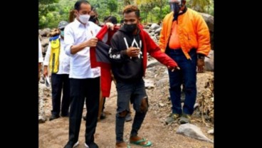 Jaket Merah Jokowi, Penawar Pilu Korban Bencana 