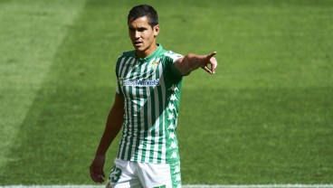 Inter Milan Bidik Pemain Belakang Real Betis Aissa Mandi