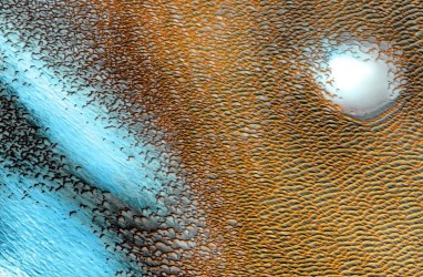 Struktur Biru Bersinar Ditemukan di Planet Mars