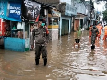 Cipinang Melayu Terendam Banjir Akibat Kali Sunter Meluap
