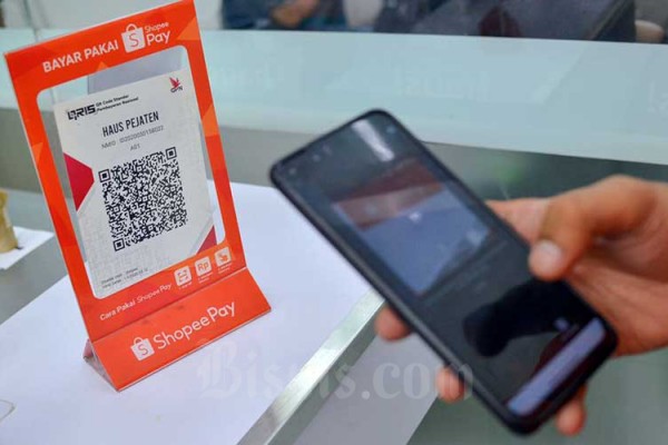 Konsumen menggunakan dompet digital ShopeePay saat melakukan pembayaran di Jakarta, Rabu (31/3/2021). Bisnis/Fanny Kusumawardhani 