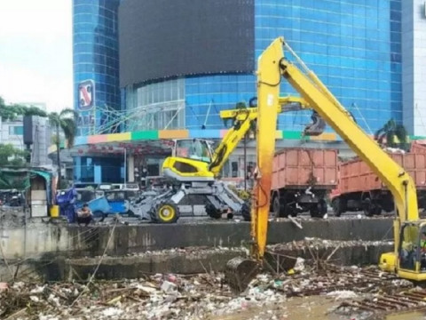 Petugas UPK Badan Air Dinas LH DKI Jakarta mengevakuasi sampah seberat 144 meter kubik dari Kali BKB Season City, Tambora, Jakarta Barat, Senin (8/2/2021)./Antararn