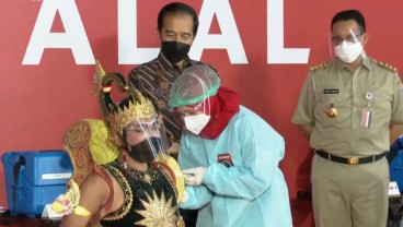 Jokowi Tinjau Vaksinasi Seniman dan Budayawan di Jakarta