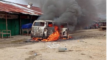 Satu Orang Tewas, Mobil Dibakar Massa di Sorong