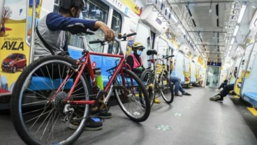 Akses Diperbaiki, Pesepeda Kini Makin Nyaman Naik MRT