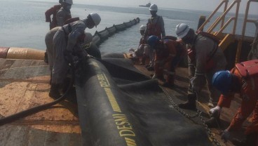 PHE ONWJ Kebut Pembersihan Pantai Karawang dari Ceceran Minyak