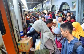 Plafon Ambruk, Stasiun Surabaya Pasarturi Tetap Beroperasi