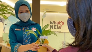 Peringati Earth Day, Aeon Mall BSD City Bagikan Tanaman ke Pengunjung