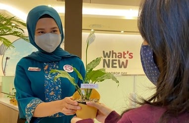 Peringati Earth Day, Aeon Mall BSD City Bagikan Tanaman ke Pengunjung