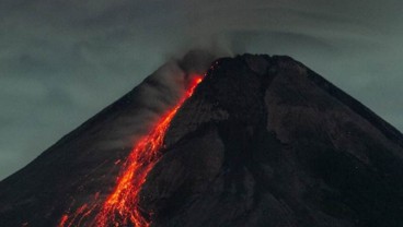 Gunung Merapi Kembali 'Batuk', Luncurkan Lava Pijar ke Arah Barat Daya