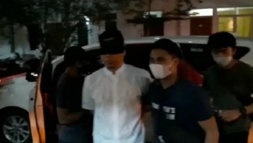 Foto Pengacara Rizieq Shihab, Munarman, Diborgol dan Mata Ditutup di Polda Metro Jaya