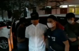 Foto Pengacara Rizieq Shihab, Munarman, Diborgol dan Mata Ditutup di Polda Metro Jaya