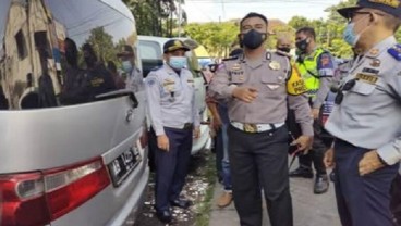 Polisi Tangkapi Mobil Travel di Semarang