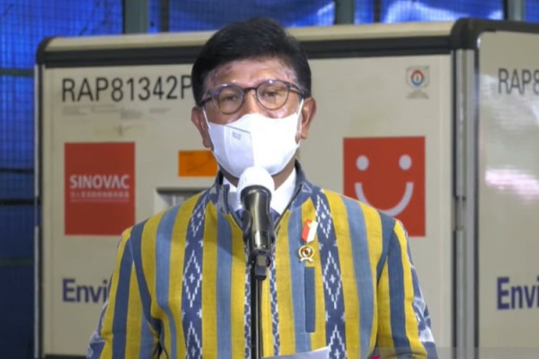 Menteri Komunikasi dan Informatika, Johnny G. Plate dalam konferensi pers kedatangan vaksin Covid-19 tahap kesepuluh di Bandara Soekarno-Hatta, Cengkareng, Jumat (30/4/2021). /ANTARA