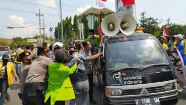 Peringatan Hari Buruh di Semarang Diwarnai Benturan