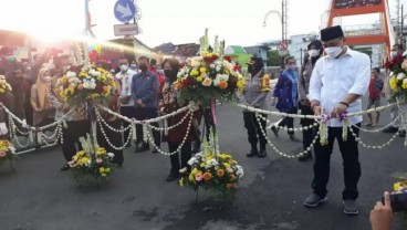 Risma dan Wali Kota Surabaya Resmikan Jembatan Sawunggaling