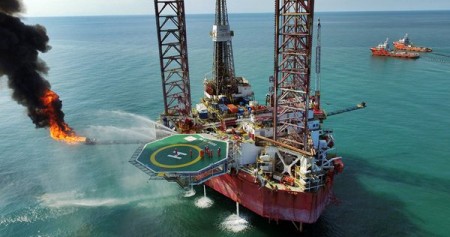 Aktivitas di Sumur Parang-1 yang dioperasikan oleh Pertamina Hulu Energi (PHE) Nunukan Company yang berada sekitar enam kilometer dari Pulau Bunyu, Kabupaten Bulungan, Kalimantan Utara , Senin (20/3)./Antara-Pertamina