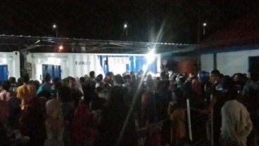 Mudik Lebaran Dilarang, Penumpang Kapal Malam Kendari-Raha Berkerumun dan Berdesak-Desakan