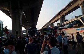 Viral! Video Buruh Pabrik Protes Penyekatan di GT Cikarang Barat
