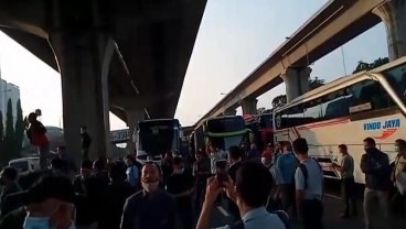 Viral! Video Buruh Pabrik Protes Penyekatan di GT Cikarang Barat