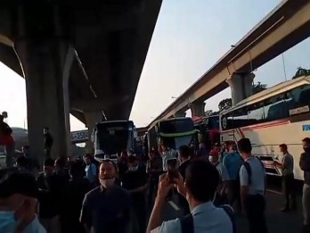 Viral! Video Buruh Pabrik Protes Penyekatan di GT Cikarang Barat
