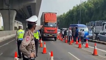 LARANGAN MUDIK: Polisi Lakukan Penyekatan di GT Cikarang Barat