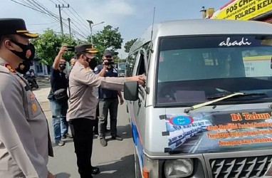 Mudik Dilarang, Polisi Putar Balik 500 Kendaraan di Perbatasan Kediri-Kota Baru